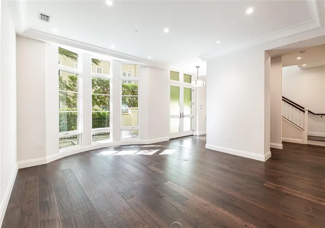 Photo 4 of Townhouse for sale at 125 S Interlachen Ave #2, Winter Park, FL 32789 | MLS# O6411134 | Listing updated on 2026-10-10