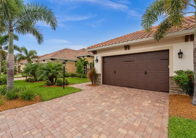 Photo 3 of Single family home for sale at 121 Colebrook Ct, Venice, FL 34292 | MLS# N6144500 | Listing updated on 2026-07-21