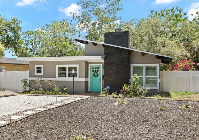 Photo 1 of Single family home for sale at 520 Lake Maggiore Blvd S, Saint Petersburg, FL 33705 | MLS# TB8512912 | Listing updated on 2026-10-07