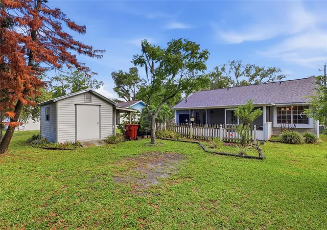 Photo 4 of Single family home for sale at 1405 E Frances Ave, Plant City, FL 33563 | MLS# A4695051 | Listing updated on 2026-09-30