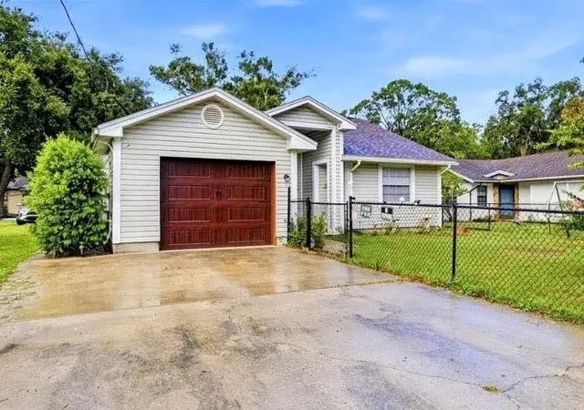 Photo 2 of Single family home for sale at 1405 E Frances Ave, Plant City, FL 33563 | MLS# A4695051 | Listing updated on 2026-09-30