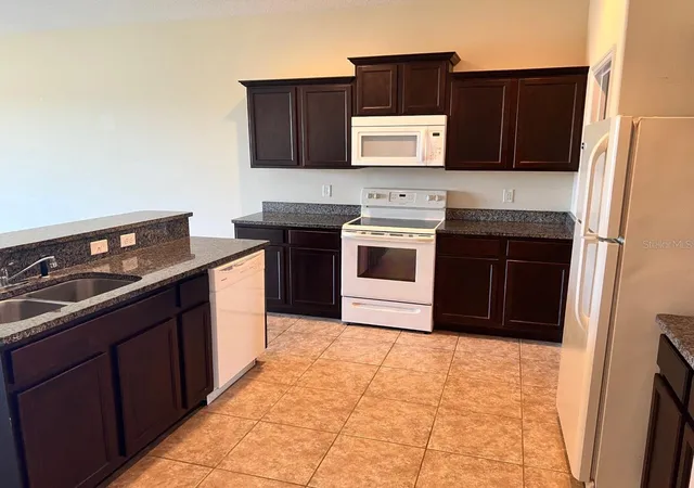 Photo 3 of Townhouse for sale at 26821 Bella Vista Dr, Howey In The Hills, FL 34737 | MLS# G5112960 | Listing updated on 2026-10-02