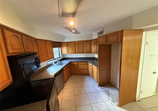 Photo 4 of Single family home for sale at 6904 Pinetree Ln E, Lakeland, FL 33811 | MLS# TB8513092 | Listing updated on 2026-10-05