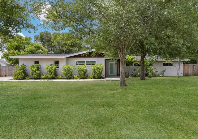 Photo 2 of Single family home for sale at 5720 Isanda Pl, Sarasota, FL 34231 | MLS# A4695097 | Listing updated on 2026-07-25