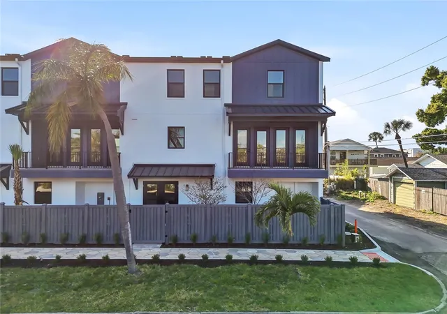 Photo 1 of Townhouse for sale at 3005 1st Avenue N, Saint Petersburg, FL 33713 | MLS# TB8513140 | Listing updated on 2026-08-23