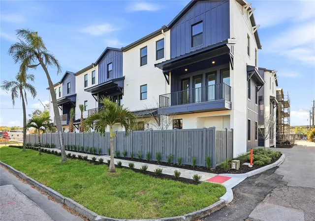 Photo 2 of Townhouse for sale at 3005 1st Avenue N, Saint Petersburg, FL 33713 | MLS# TB8513140 | Listing updated on 2026-08-23