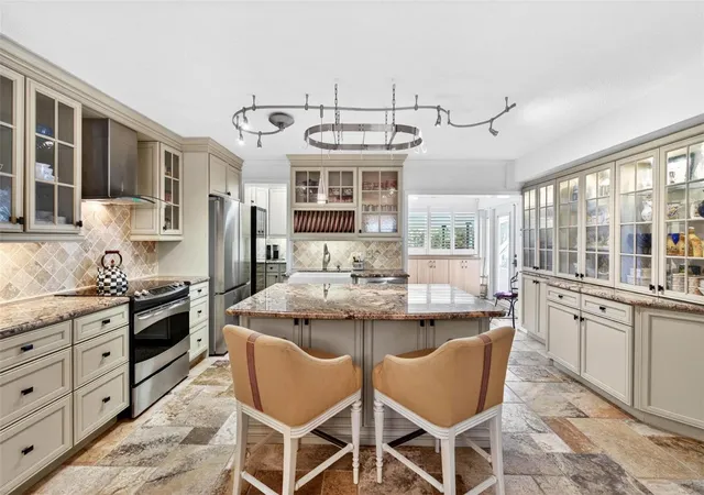 Listing Photo 4 - Condo for sale in building located at 1065 Eden Isle Blvd Ne, ST PETERSBURG, FL 33704 - Unit #2