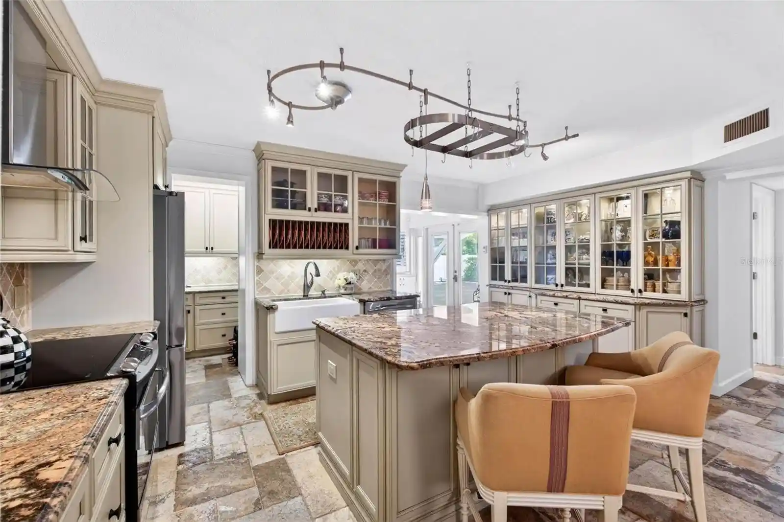 Listing Photo 1 - Condo for sale in 1065 Eden Isle Blvd Ne located at 1065 Eden Isle Blvd Ne, ST PETERSBURG, FL 33704 - Unit 1065 Eden Isle Blvd NE