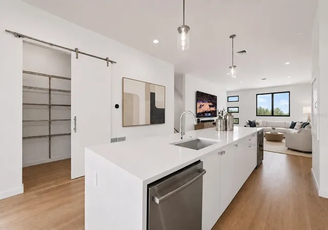 3rd image of 532 W Plaza Pl #3, Tampa, FL 33602 | MLS# TB8513257
