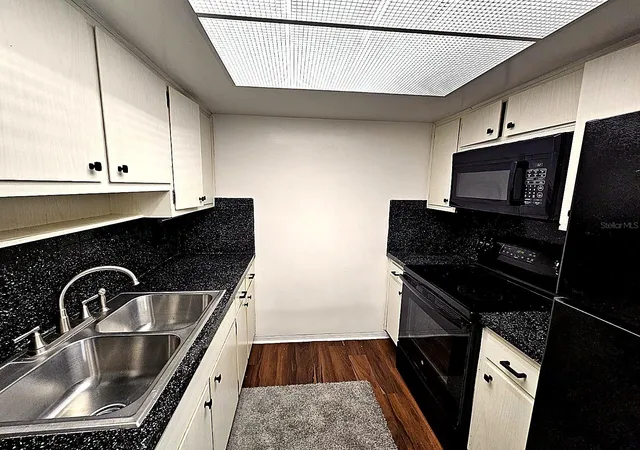 Listing Photo 5 - Condo for sale in building located at 5924 5th Ave N, ST PETERSBURG, FL 33710 - Unit #A7