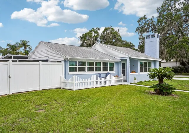 Photo 1 of Single family home for sale at 1211 Morningside Dr, Mount Dora, FL 32757 | MLS# G5113024 | Listing updated on 2026-10-09