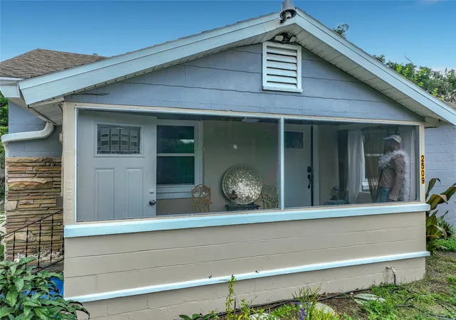 Photo 3 of Single family home for sale at 2509 Shannon Rd, Orlando, FL 32806 | MLS# O6411988 | Listing updated on 2026-08-31