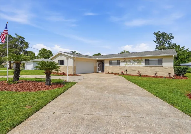 1st image of 1401 Se Paradise Ave, Crystal River, FL 34429 | MLS# P4938871