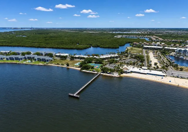 2nd image of 810 Bahia Del Sol Dr, RUSKIN, FL 33570