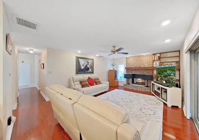 4th image of 1367 Corner Oaks Dr, Brandon, FL 33510 | MLS# TB8513811