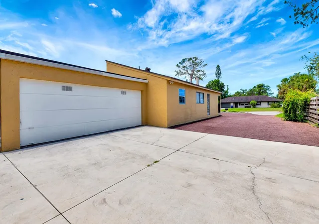 Photo 2 of Single family home for sale at 2315 Riverwood Pines Dr, Sarasota, FL 34231 | MLS# A4695340 | Listing updated on 2026-08-20