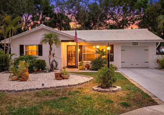 Single family home for sale at 4305 Chinaberry Cir, BRADENTON, FL 34208 | MLS# A4695347