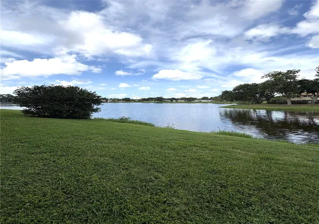 Listing Photo 2 - Condo for sale in building located at 1200 37Th St N, St. Petersburg, FL 33713 - Unit #107