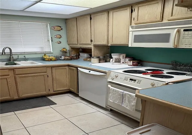Listing Photo 4 - Condo for sale in building located at 1200 37Th St N, St. Petersburg, FL 33713 - Unit #107
