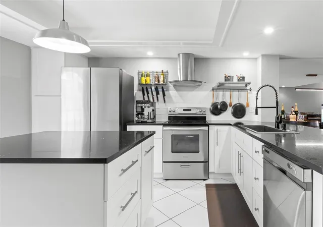 Photo 4 of Townhouse for sale at 737 Pinellas Bayway S #308, St Petersburg, FL 33715 | MLS# TB8514021 | Listing updated on 2026-10-20
