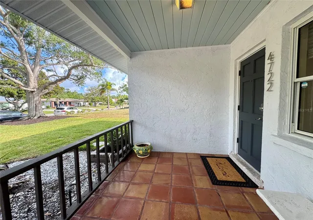 Photo 2 of Single family home for sale at 4722 Stevens Dr, Sarasota, FL 34234 | MLS# A4695417 | Listing updated on 2026-08-27