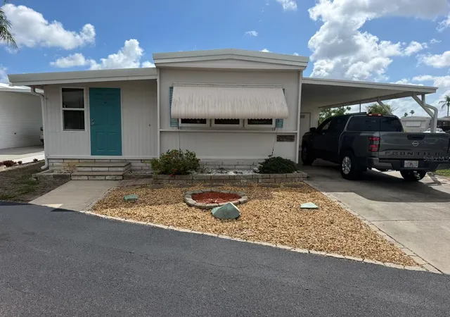 Photo 3 of Manufactured home for sale at 7234 Mount Fairfield Rd Ne #529, Saint Petersburg, FL 33702 | MLS# C7526786 | Listing updated on 2026-09-29