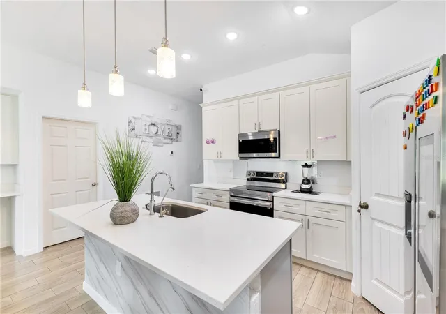 Photo 4 of Single family home for sale at 723 Robin Ct, Kissimmee, FL 34759 | MLS# S5150949 | Listing updated on 2026-09-23