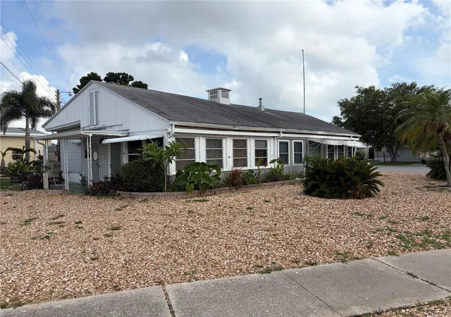 Photo 4 of Manufactured home for sale at 5066 Pebble Beach Ave, Sarasota, FL 34234 | MLS# A4695438 | Listing updated on 2026-08-31