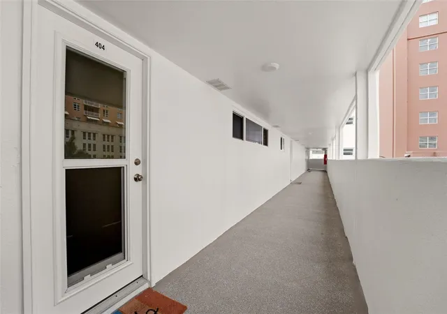 3rd image of 33 S Gulfstream Ave, Sarasota, FL 34236