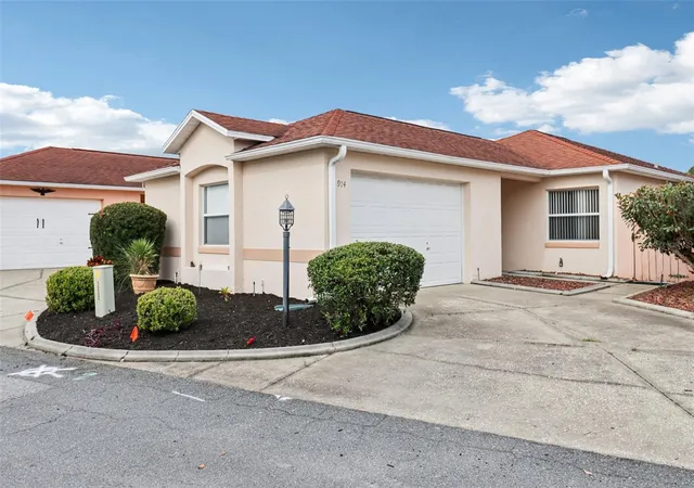 Photo 2 of Single family home for sale at 914 Mendoza Blvd, Lady Lake, FL 32159 | MLS# G5113136 | Listing updated on 2026-10-09