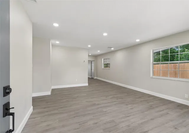 Photo 3 of Single family home for sale at 6532 S W Shore Cir, Tampa, FL 33616 | MLS# TB8514270 | Listing updated on 2026-10-01