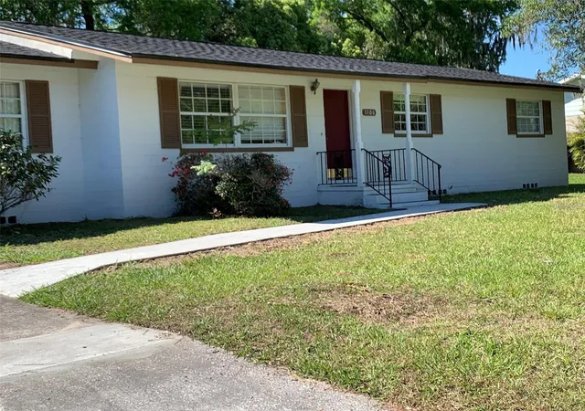 Photo 3 of Single family home for sale at 1106 Ne 17th Terrace, Ocala, FL 34470 | MLS# OM725761 | Listing updated on 2026-08-11