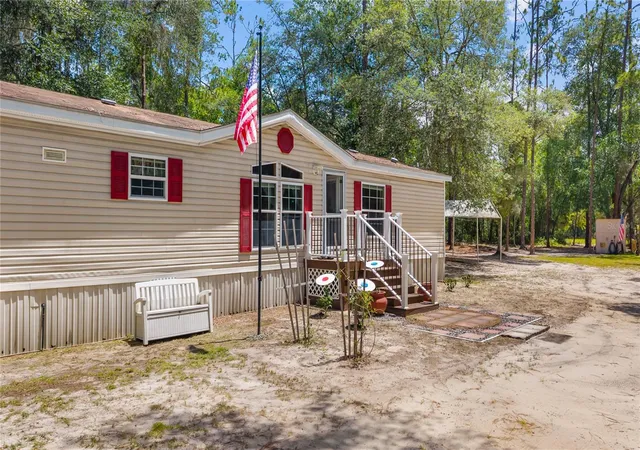 3rd image of 106 Arrowhead Point Rd, Hawthorne, FL 32640 | MLS# OM725764