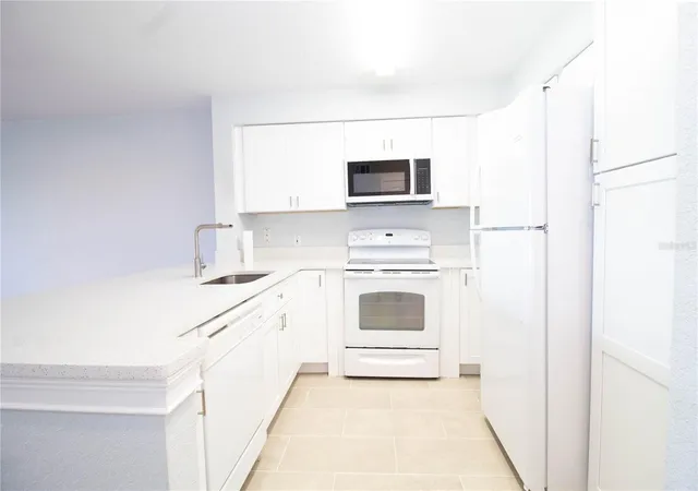Listing Photo 4 - Condo for sale in building located at 14036 Fairway Island Dr, Orlando, FL 32837 - Unit #1535