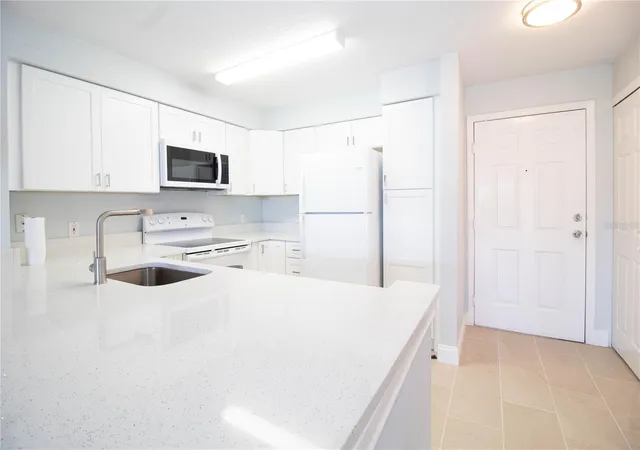 Listing Photo 5 - Condo for sale in building located at 14036 Fairway Island Dr, Orlando, FL 32837 - Unit #1535