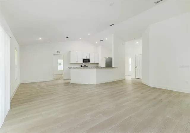 3rd image of 3036 Thornhill Rd, Winter Haven, FL 33880 | MLS# L4962365