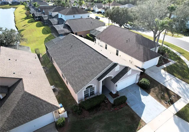 Photo 4 of Single family home for sale at 1068 Lake Berkley Dr, Kissimmee, FL 34746 | MLS# S5151030 | Listing updated on 2026-10-08