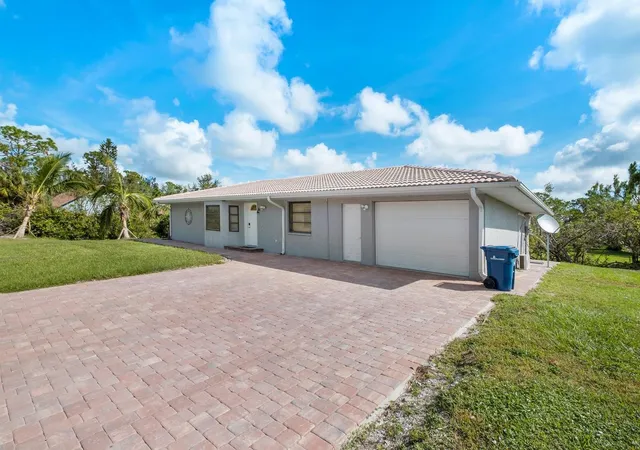 Photo 2 of Single family home for sale at 9080 Caloosa Dr, Venice, FL 34293 | MLS# A4695588 | Listing updated on 2026-06-02
