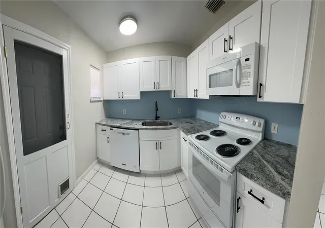 Listing Photo 2 - Condo for sale in building located at 260 20th Ave S, ST PETERSBURG, FL 33705