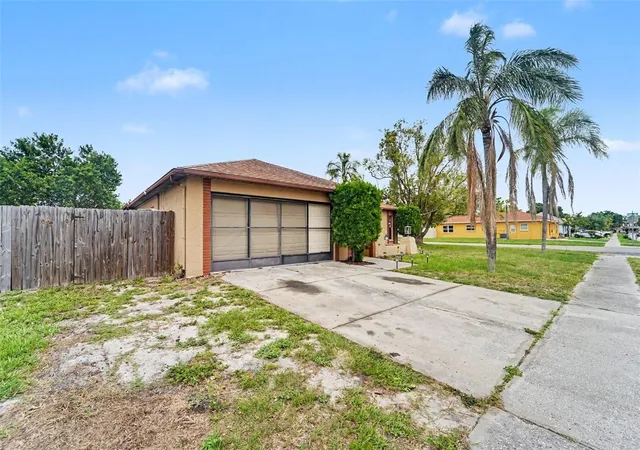 Photo 3 of Single family home for sale at 1215 Persimmon Dr, Holiday, FL 34691 | MLS# TB8514707 | Listing updated on 2026-09-25