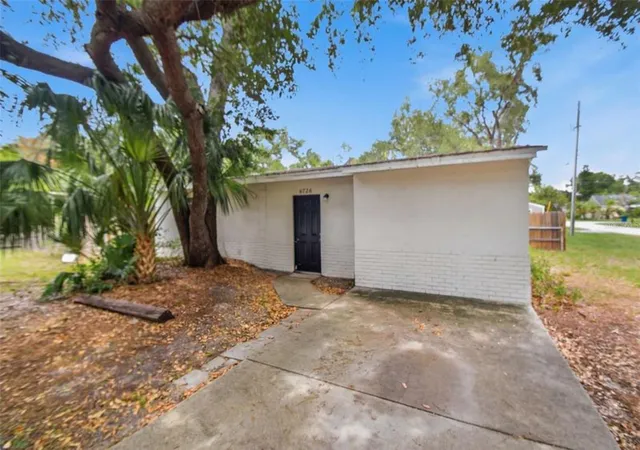 Photo 2 of Sale Pending at 6726 S Dauphin Ave, Tampa, FL 33611 | MLS# O6412872 | Listing updated on 2026-08-07
