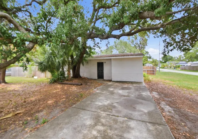Photo 3 of Sale Pending at 6726 S Dauphin Ave, Tampa, FL 33611 | MLS# O6412872 | Listing updated on 2026-08-07