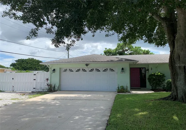 2nd image of 1901 39th St W, Bradenton, FL 34205 | MLS# A4695631