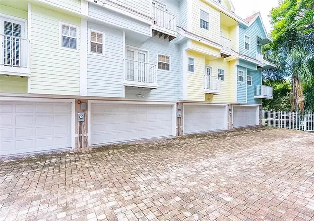 Photo 2 of Townhouse for sale at 827 Grove St N, Saint Petersburg, FL 33701 | MLS# TB8514729 | Listing updated on 2026-08-19