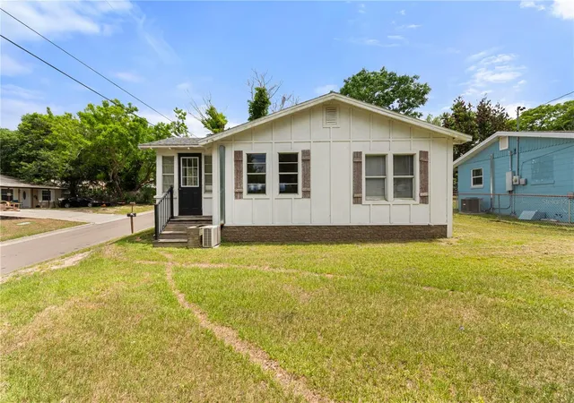 1st image of 301 Weaver Ave, Lake Wales, FL 33853 | MLS# L4962386