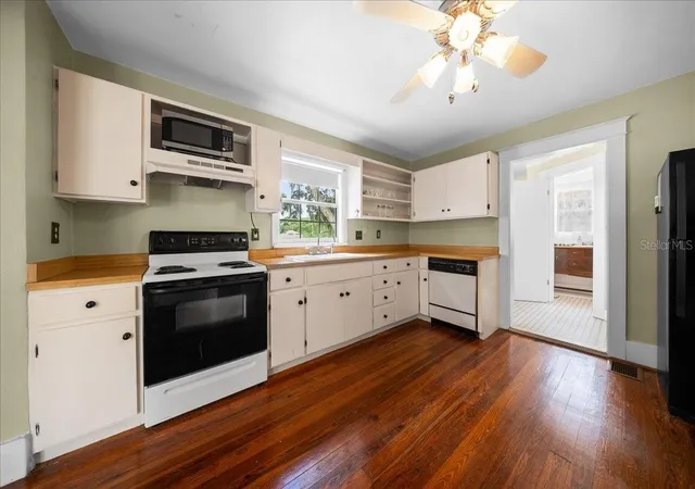 Photo 3 of Single family home for sale at 319 Carnation Ct, Apopka, FL 32703 | MLS# OM725842 | Listing updated on 2026-07-29