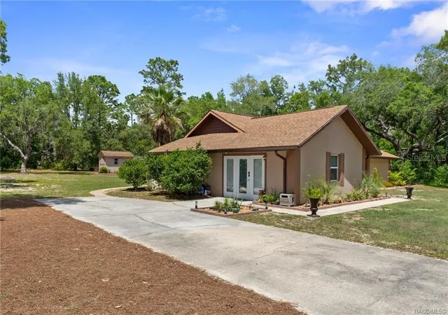 Photo 3 of Single family home for sale at 807 W National St, Hernando, FL 34442 | MLS# TB8514776 | Listing updated on 2026-08-11