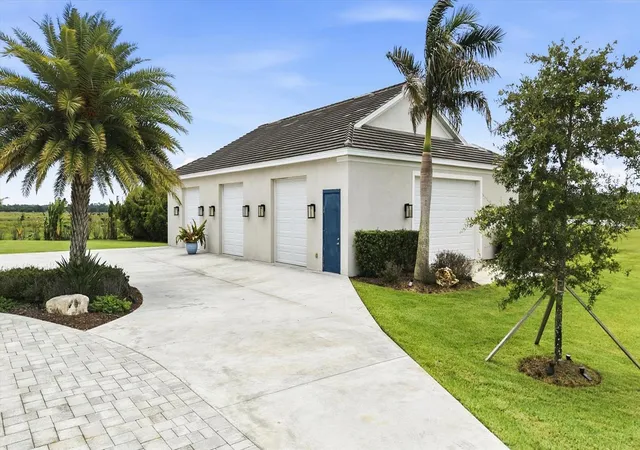 Photo 4 of Single family home for sale at 3467 Compound Ct, Sarasota, FL 34240 | MLS# A4695665 | Listing updated on 2026-08-26