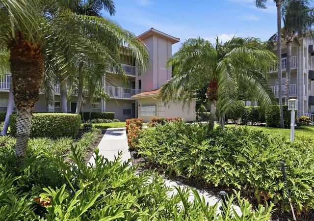 Listing Photo 4 - Condo for sale in building located at 9320 Clubside Cir, Sarasota, FL 34238 - Unit #2209
