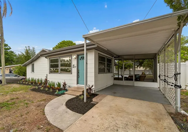 Photo 3 of Single family home for sale at 1004 Washington Ave, Largo, FL 33770 | MLS# TB8514922 | Listing updated on 2026-10-01